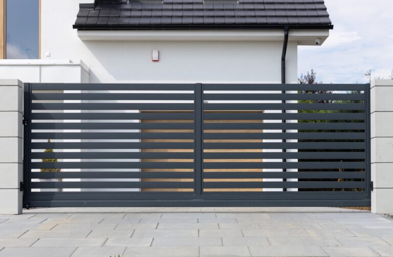 modern,house,with,black,horizontal,fence