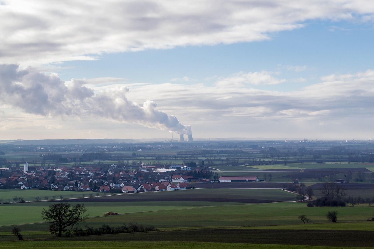 diferenta dintre bomba atomica si nucleara