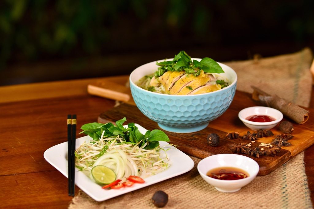 Noodles cu pui: rețetă rapidă pentru o masă gustoasă în zile aglomerate