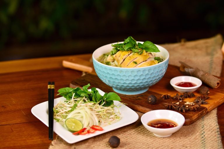 Noodles cu pui: rețetă rapidă pentru o masă gustoasă în zile aglomerate